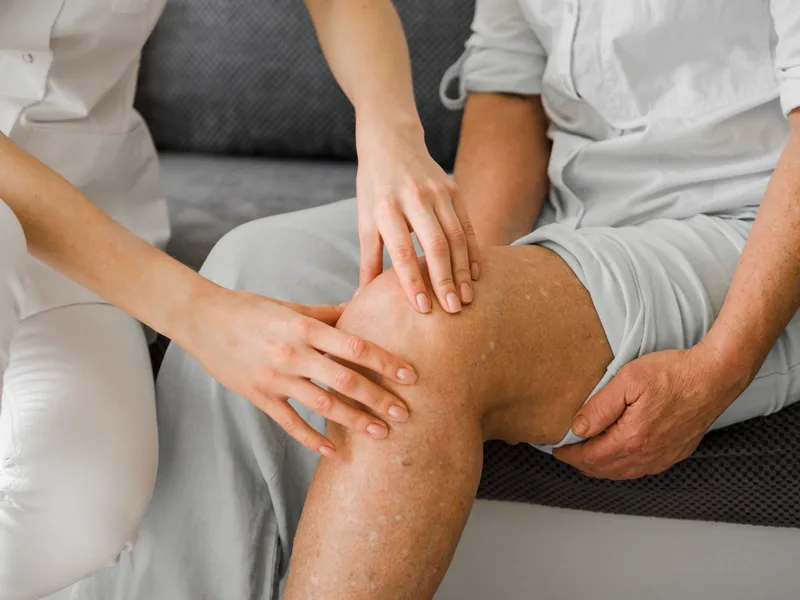 Chiropractic care for knee pain in Monterey
